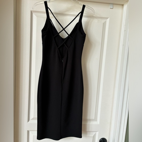 The perfect little black dress, lightweight, size medium, with stretch, to hug. - Picture 2 of 9